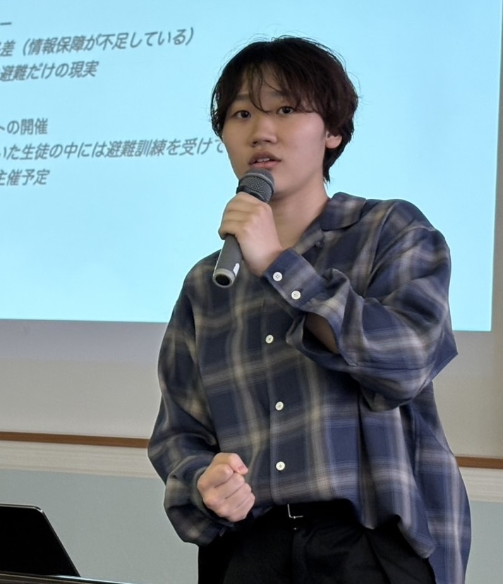 登壇中の女性（濱地音安）